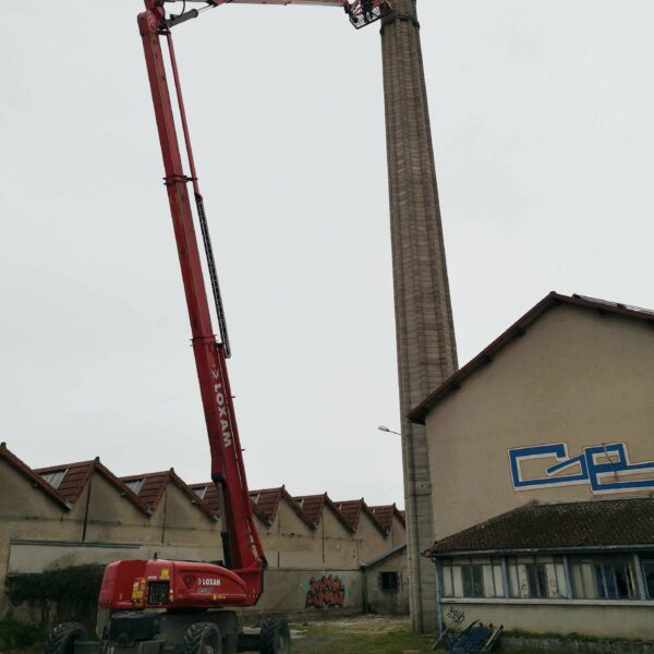 Inspection externe à l'aide d'une grue d'une cheminée datant des années 1960