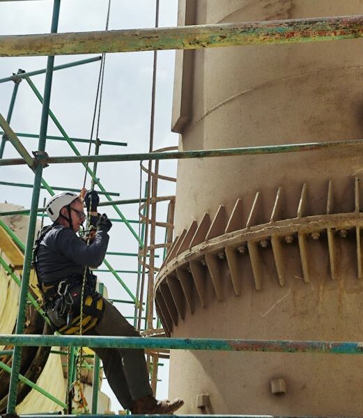 Inspección de una chimenea en una fábrica química en Senegal.